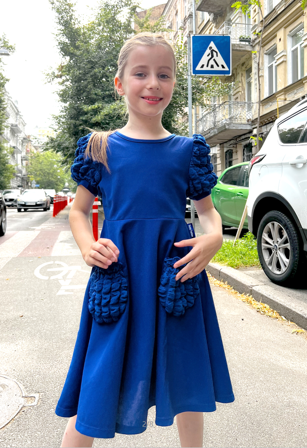 thumbnail video image 2 of Vestido de Niña Azul Profundo Color Sólido con Volantes Manga Abullonada Bolsillo 3D Fiesta 7 Años, 2 of 8