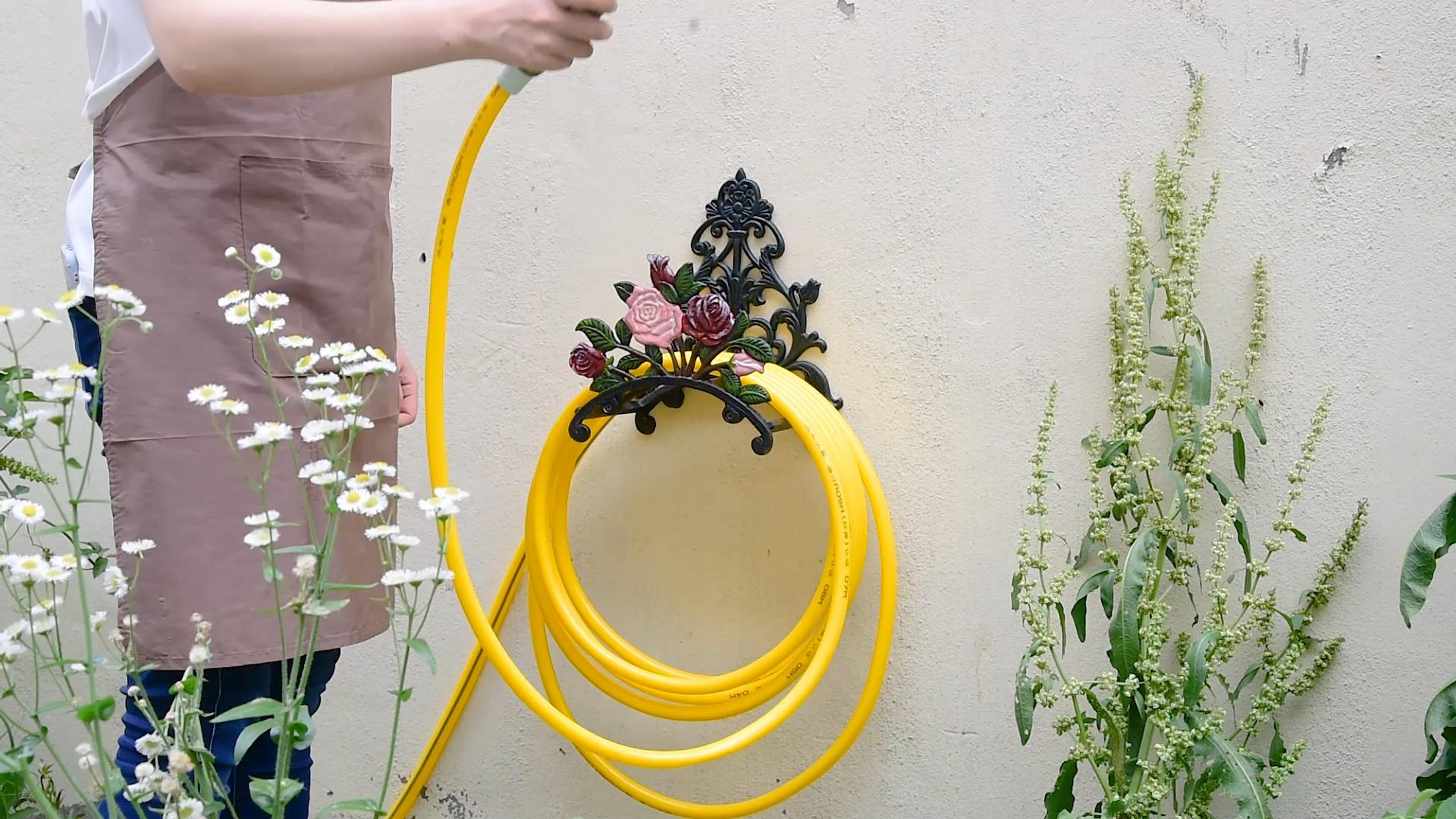 thumbnail video image 2 of Sungmor Soporte de Manguera de Jardín de Hierro Fundido Resistente - Colgador de Manguera de Agua Montado en la Pared con Peonía Decorativa Pintada a Mano - Estante de Manguera Colgante para Decoraci, 2 of 9