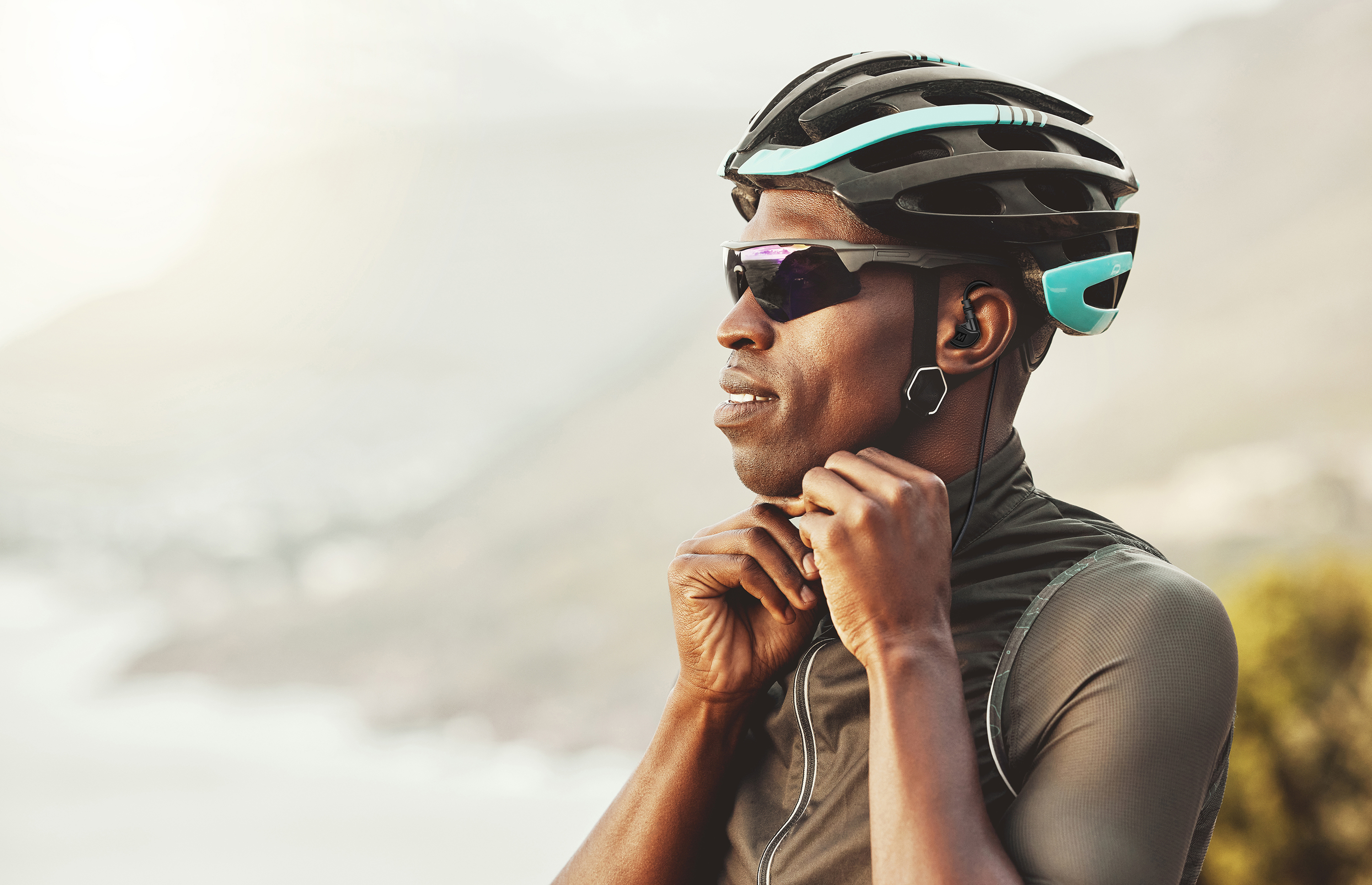 thumbnail video image 2 of MEE audio M6 Sport IPX5 Resistente Al Sudor y Al Agua In Ear Auricular con Estuche de Transporte y Clip para Camisa, Transparente, 2 of 9