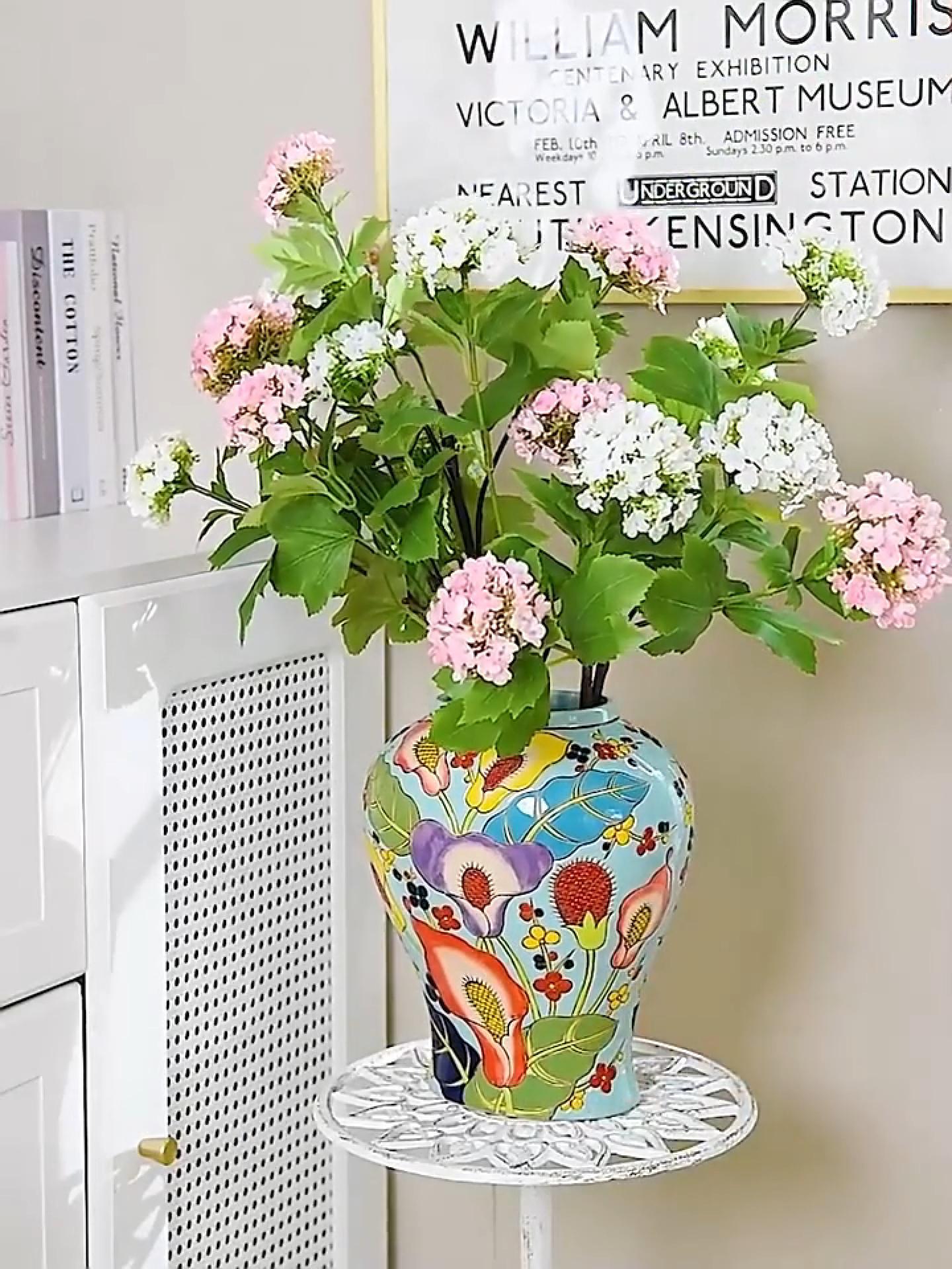 thumbnail video image 2 of Sungmor Frasco decorativo de cerámica con tapa, frasco de porcelana con patrón floral, florero pintado a mano de 14" para centro de mesa, florero blanco esmaltado para arreglos y decoración del hogar, 2 of 8
