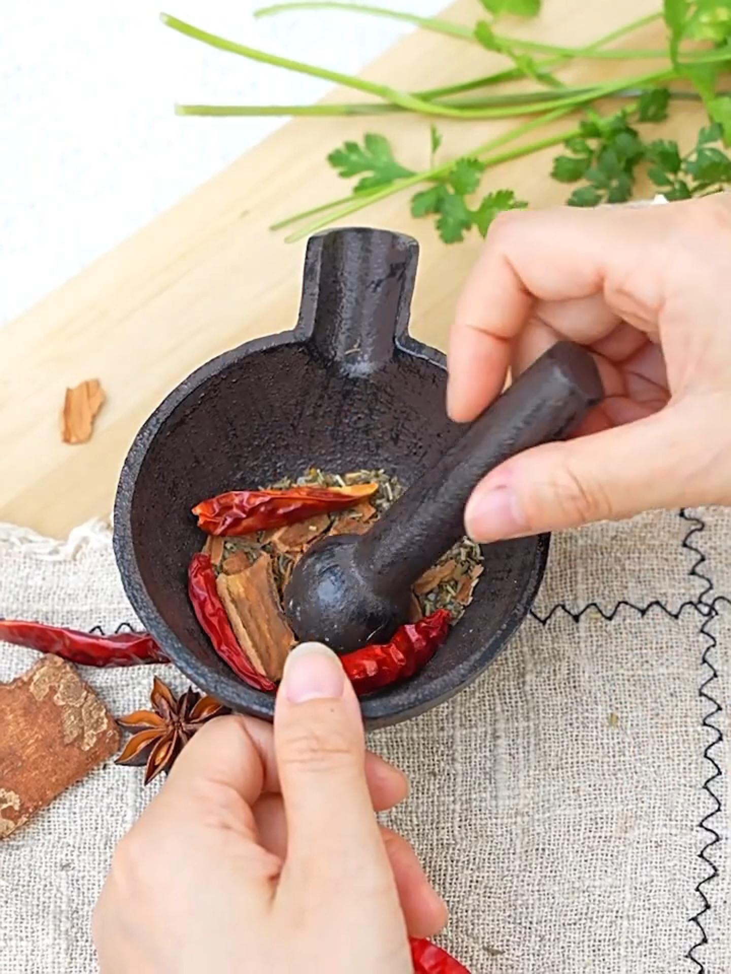 thumbnail video image 2 of Sungmor Mortero y Maza de hierro fundido, mini molinillo de especias negro, mortero Ø3" y maza 3.9" L; herramientas de cocina rústicas para moler especias, hierbas, nueces y pesto, 2 of 8