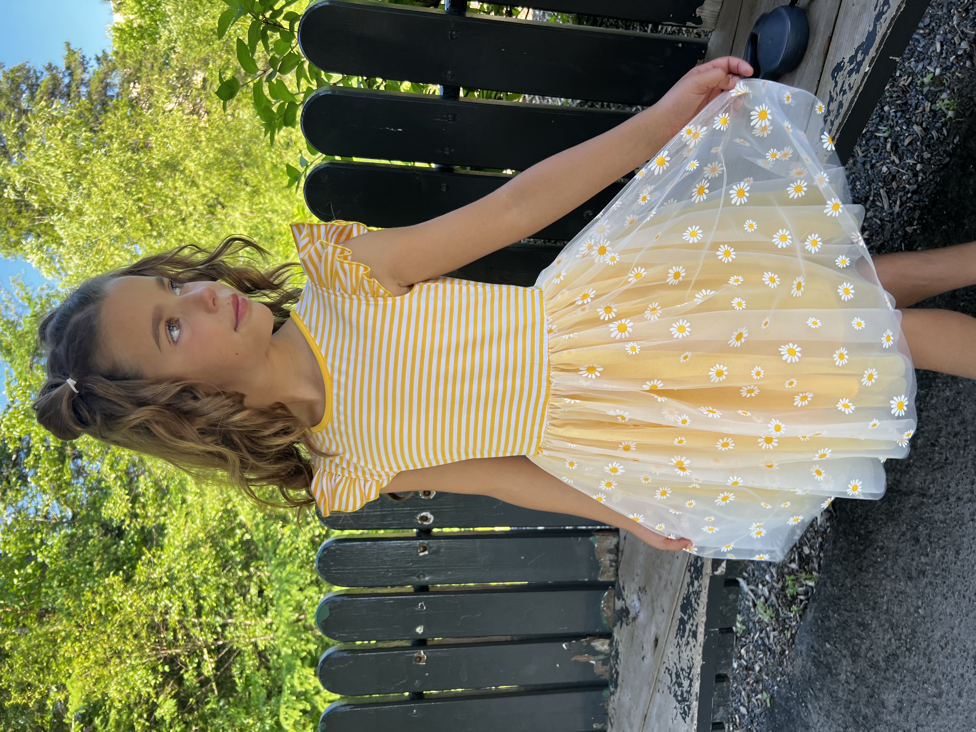 thumbnail video image 2 of Vestido de Niña Amarillo a Rayas con Margaritas, Volantes, Tul, Fiesta, Vacaciones, Algodón, 4 Años, 2 of 8