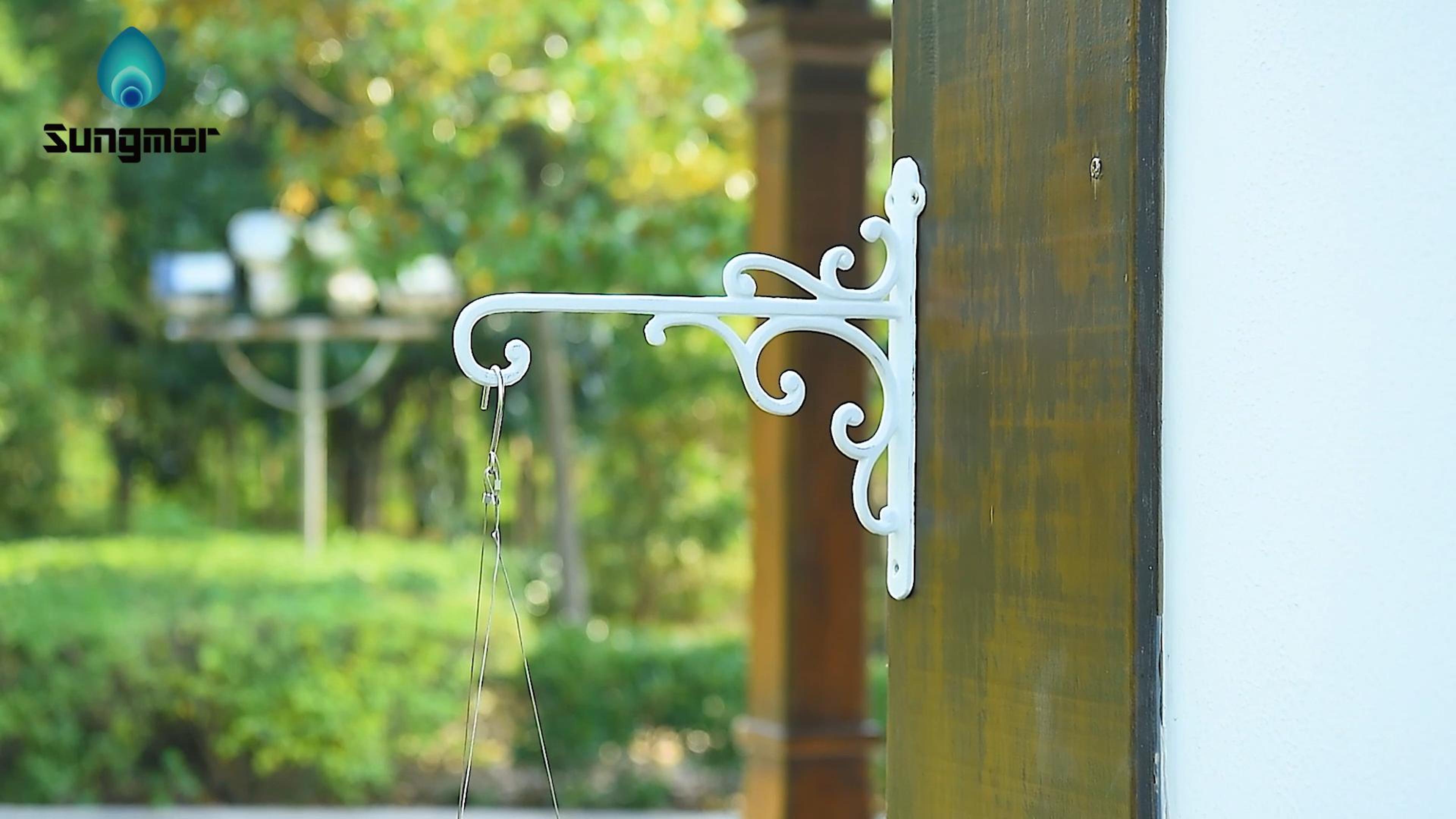 thumbnail video image 2 of Sungmor Gancho Pared Hierro Fundido p/ Plantas - Soporte colgante resistente p/ hogar y jardín - Gancho decorativo blanco 2 pzs p/ colgar maceta, comedero aves, jaula, linterna y campana de viento, 2 of 9